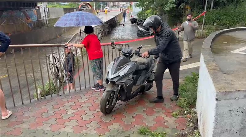 元培街地下道淹水，一旁婆拖車全被滅頂。（圖／翻攝畫面）