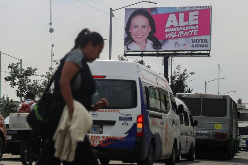 FOTO DE ARCHIVO. Un cartel de Alejandra del Moral, candidata a Gobernadora del Estado de México por la coalición de partidos que comprende la mayor parte de la oposición política nacional, se muestra en Nezahualcóyotl, Estado de México, México