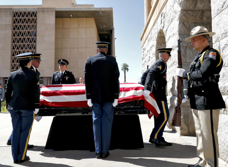 <p>An Arizona National Guard Casket Team carries the casket of Sen. John McCain, R-Ariz., into the Capitol rotunda for a memorial service, Wednesday, Aug. 29, 2018, at the Capitol in Phoenix. (Photo: Matt York/AP) </p>