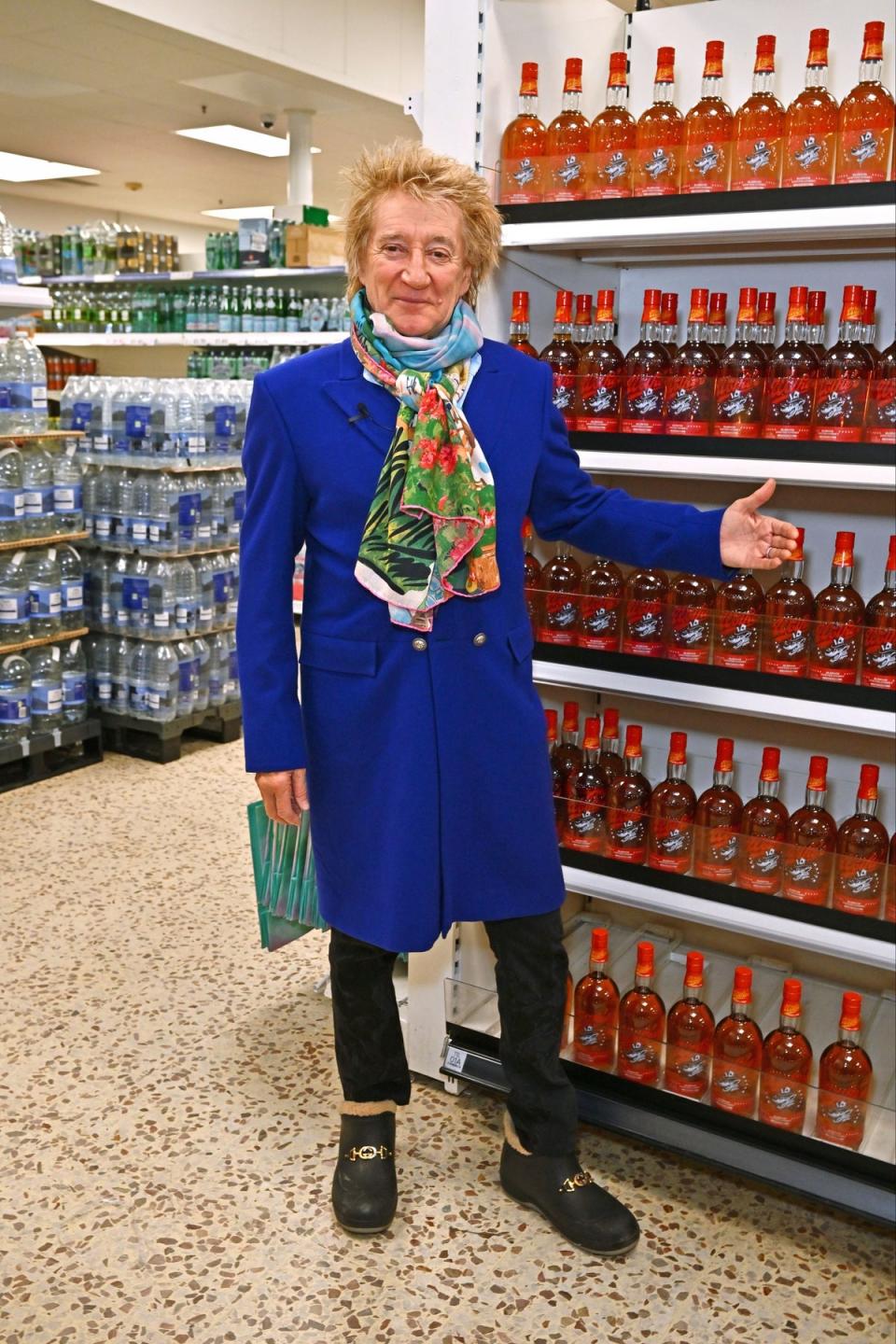 Sir Rod Stewart posed proudly in front of shelves of his new whisky (Dave Benett)