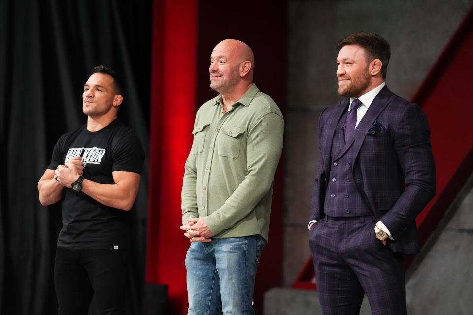 LAS VEGAS, NEVADA - 16 DE FEBRERO: El presidente de UFC, Dana White (centro), habla con el elenco mientras los entrenadores Michael Chandler (izquierda) y Conor McGregor (derecha) observan durante la filmación de The Ultimate Fighter en UFC APEX el 16 de febrero de 2023 en Las Vegas, Nevada.  (Foto de Chris Unger/Zuffa LLC a través de Getty Images)