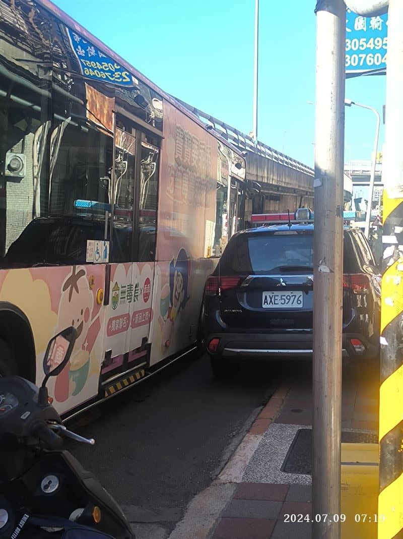 萬華分局警員將警車臨停華中橋下，然後下車處理租屋糾紛。（圖／翻攝自我是萬華人）