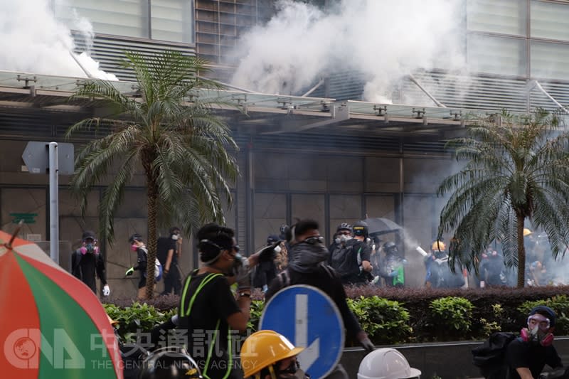 香港「反送中」示威者15日遊行後占領金鐘的夏慤道，包圍政府總部並射水及彈珠，警察則從內部發射催淚彈軀散。警方事前並未核准15日的遊行。（中央社）