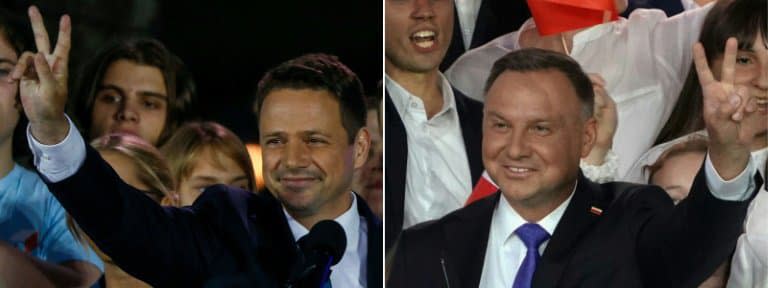 Le président polonais Andrzej Duda (à droite) et son rival à la présidentielle Rafal Trzaskowski font tous deux le signe de la victoire lors de la divulgation des premiers résultats, le 12 juillet 2020  - Wojtek RADWANSKI, JANEK SKARZYNSKI © 2019 AFP