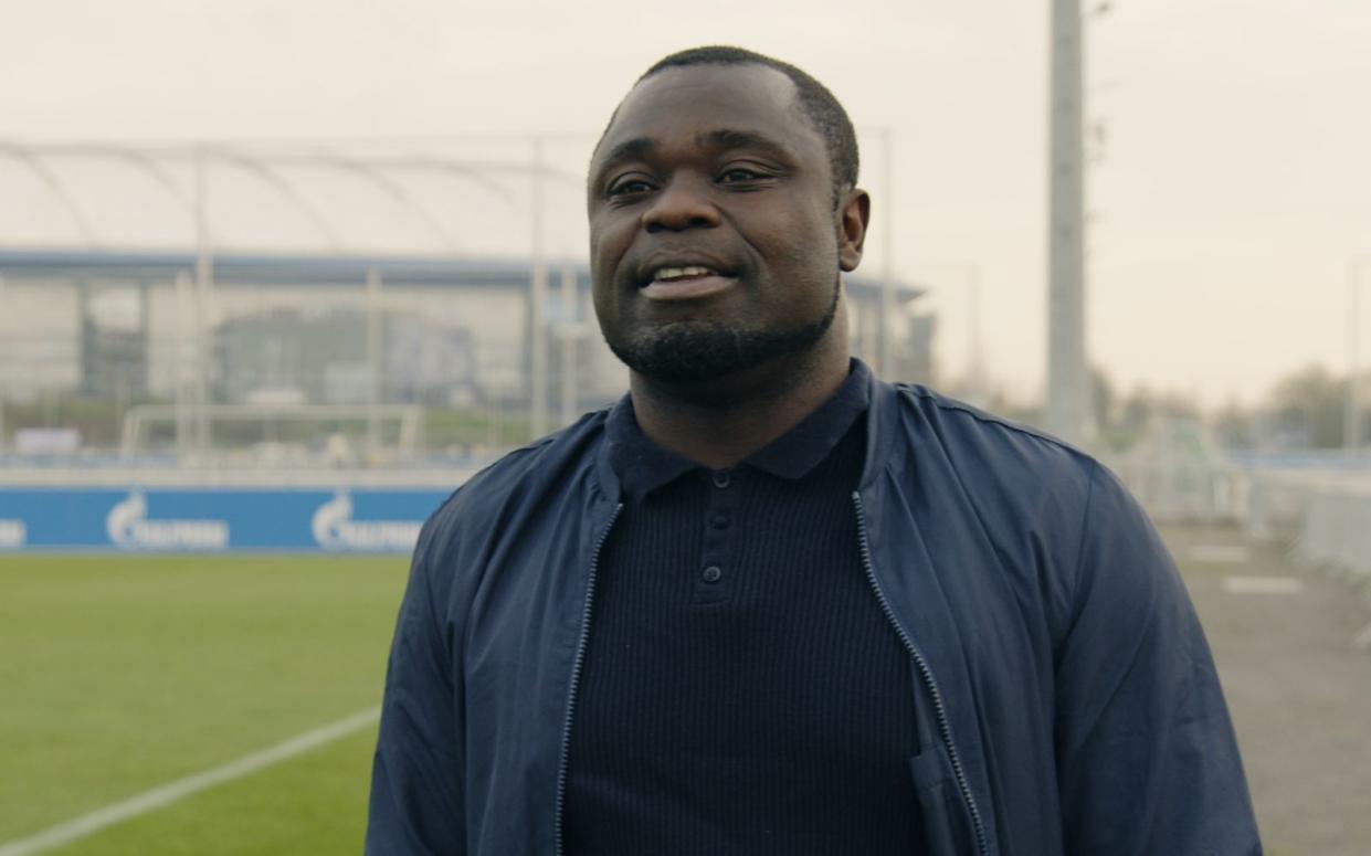 Gerald Asamoah berichtet im Amazon-Film "Schwarze Adler" von seinen Erfahrungen mit Diskriminierung. (Bild: BROADVIEW Pictures)