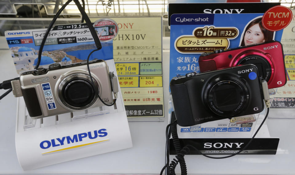 Las hoy consideradas viejas cámaras digitales están causando furor entre la generación Z. En la imagen un modelo de Olympus y Sony de 2012 en una tienda de Tokio. Foto:  REUTERS/Kim Kyung-Hoon. 