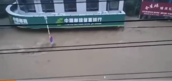 湖北隨州市11日、12日又降下破紀錄暴雨，柳林鎮大水還淹至約二樓高度，造成至少4人死亡。   圖：翻攝微博