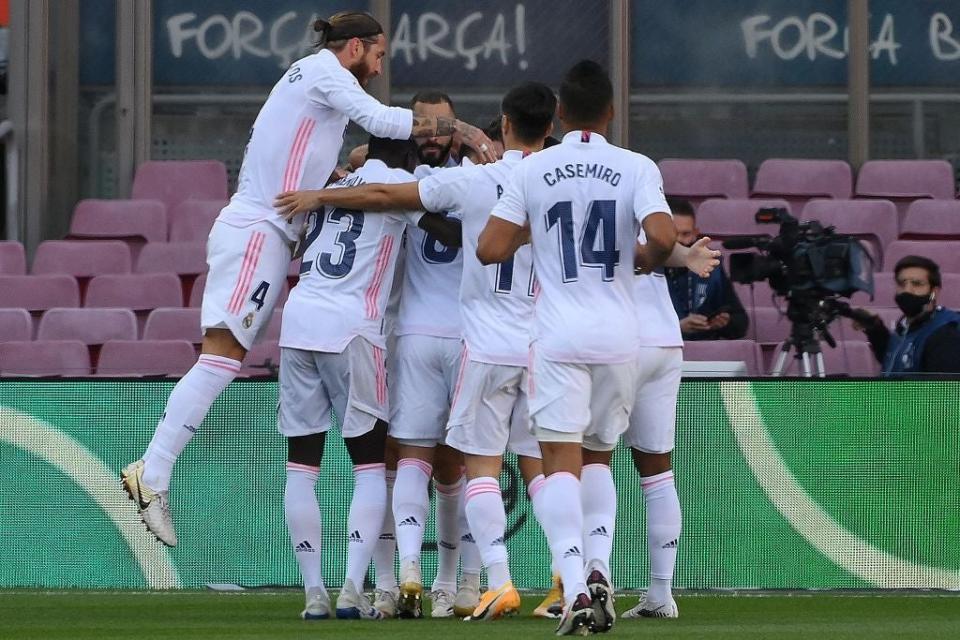 <p>Real Madrid players react to their 4-1 defeat by Valencia</p> (AFP via Getty Images)