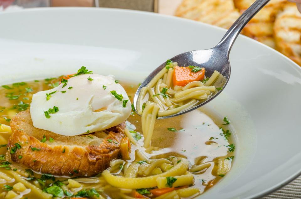 Eier passen nicht nur zum Frühstück oder als Zutat in Brei und Soße, sondern auch in die Suppe. So kann man eine Gemüsesuppe mit Naturreis oder Nudeln kochen und als leckere Beilage ein Ei hineinschlagen. Das pochierte Ei kann dann auf dem Teller aufgeschnitten werden, um durch das Eigelb die Suppe sämig zu machen. Wahlweise werden noch frische Spinatblätter hinzugefügt. (Bild: iStock/PeteerS)