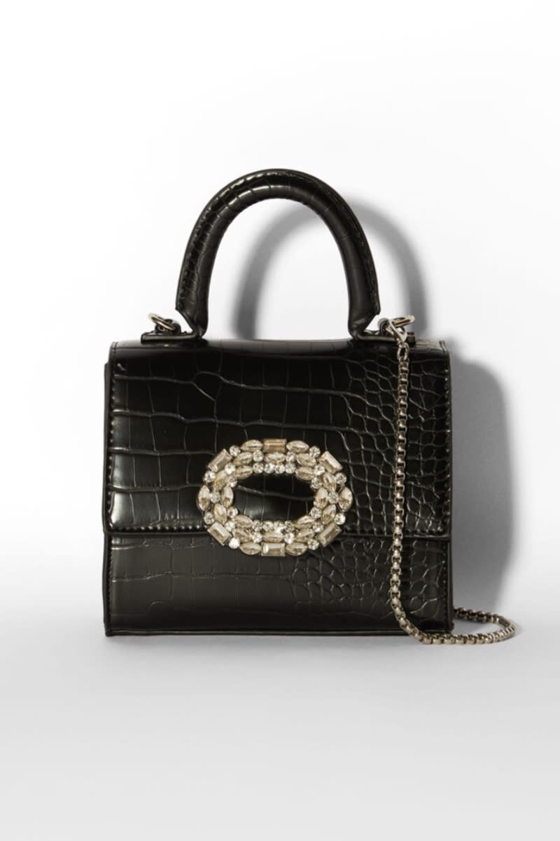 Bolso negro con strass de Bershka. (Foto: Bershka)