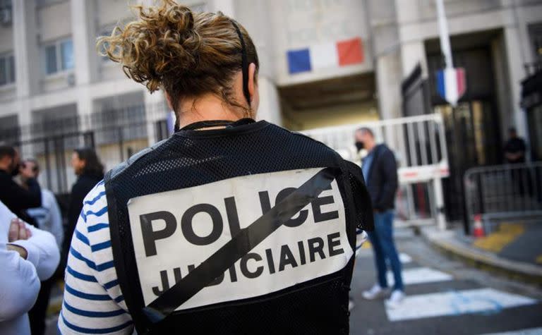 Imagen ilustrativa; una agente de la policía francesa (AFP/Clement MAHOUDEAU)