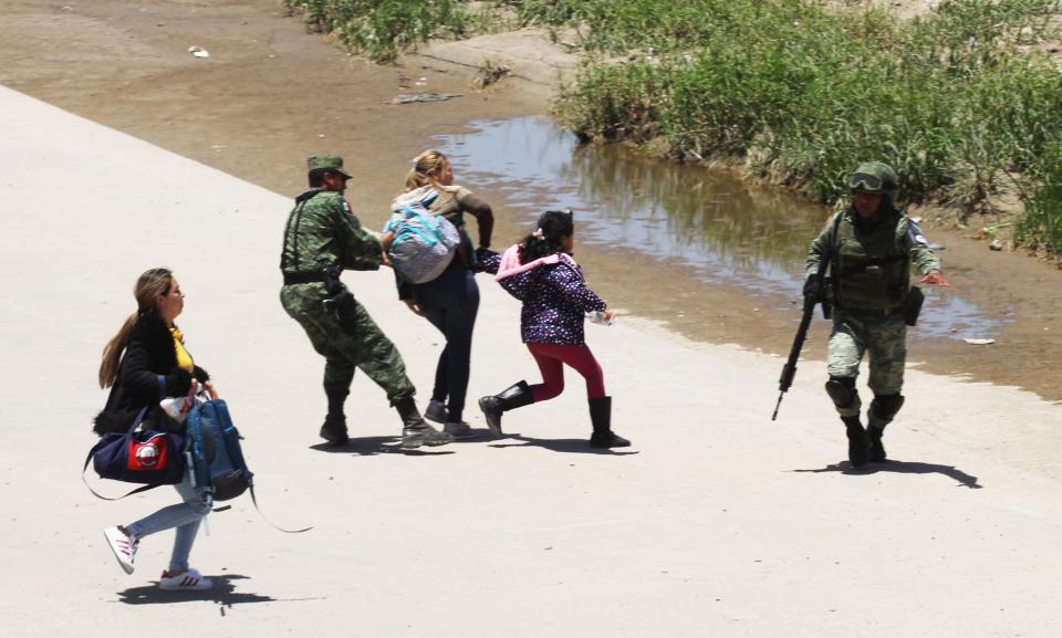 Elementos de la Guardia Nacional de México previenen el cruce de migrantes en el Río Bravo, en Ciudad Juárez, Chihuahua. Foto: HERIKA MARTINEZ / AFP/AFP/Getty Images)