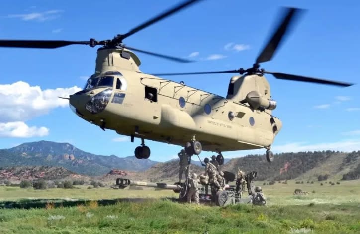 美軍援助的榴彈砲已抵達烏克蘭前線，圖為美軍的一架 UH-47 運輸直升機吊運一門 M777 火炮，並搭載一個炮組和約 30 發炮彈。 圖 : 翻攝自US Army