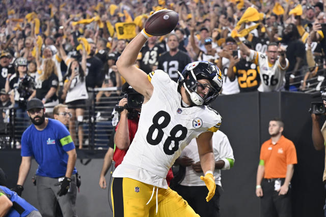 Steelers' offense awakens in fourth quarter, rallies for a 24-17