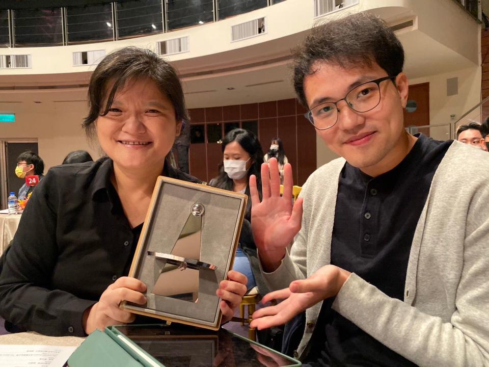 《通往家的伸展台》導演黃麗如(左)、攝影記者鄭治明(右)，開心與《吳舜文新聞獎》紀錄片獎獎盃合影。
