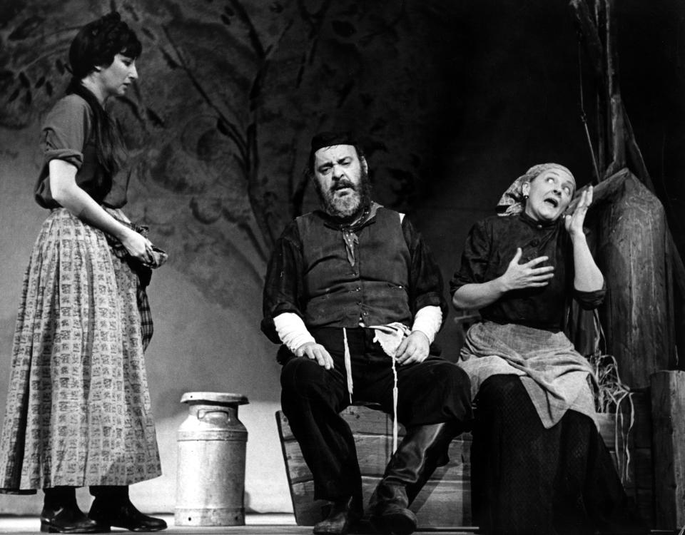 ‘Fiddler on the Roof’ with, from left, Joanna Merlin, Zero Mostel and Maria Karnilova (1964)