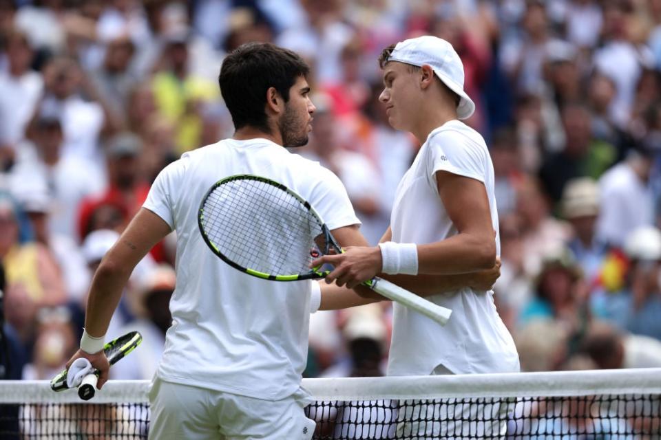 Carlos Alcaraz blahopřál Holger Rohn (Getty Images)