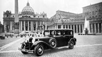 Portrait on St. Peter’s Square: The Mercedes-Benz Nürburg was internally known as the Rome Vehicle. The Pullman limousine traveled to Rome under its own steam before being handed over in the Vatican.