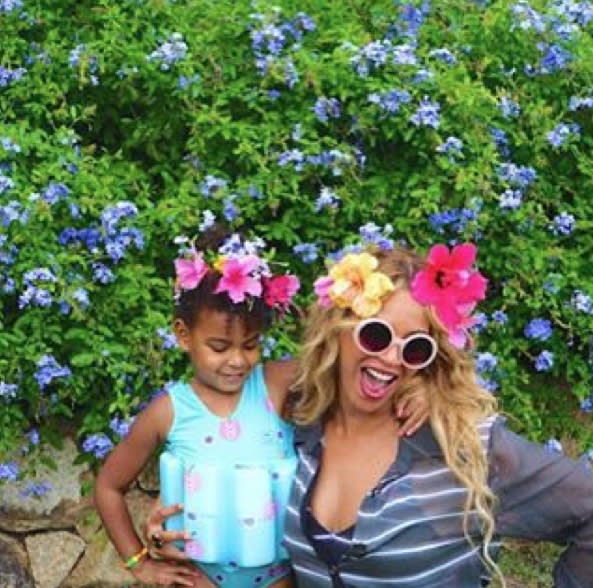 <p>En vacances, Blue Ivy a le plus beau des maillots de bain, avec flotteurs incorporés ! Quelle classe !</p><br>