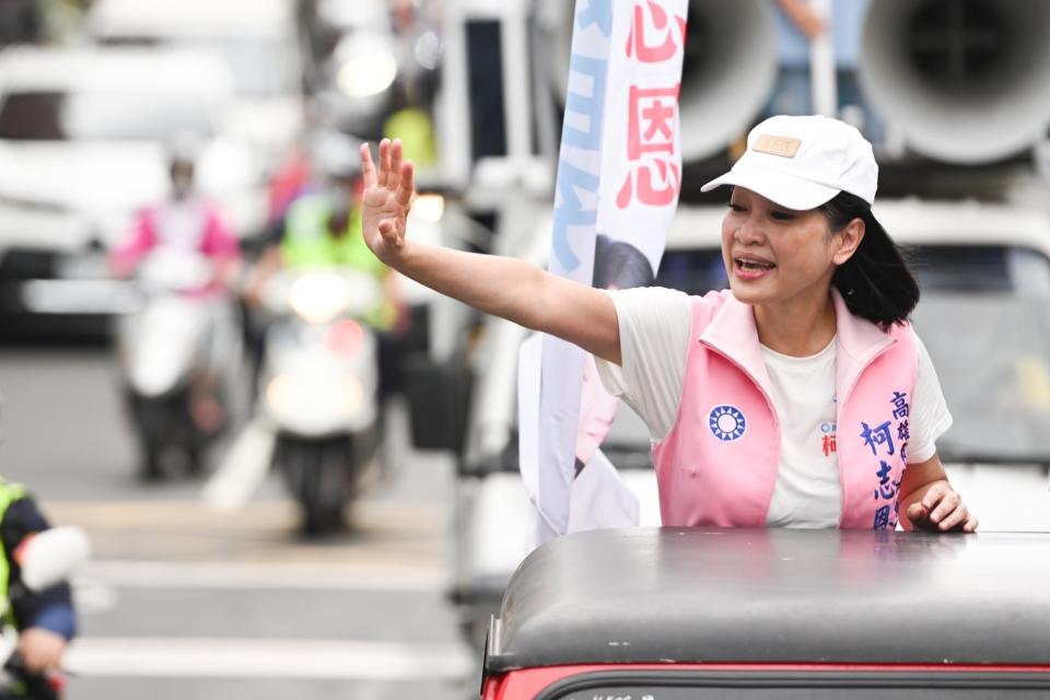 柯志恩勤掃街讓選民認識她。   圖：柯志恩選辦提供