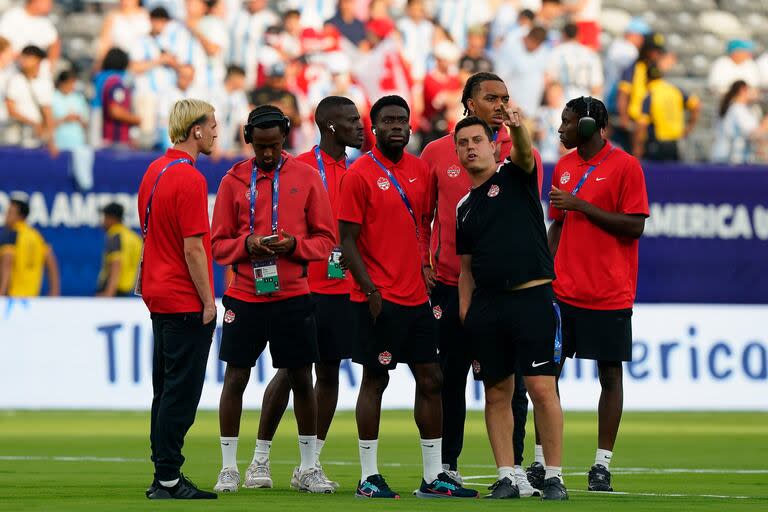 Algunos de los futbolistas de Canadá realizan un reconocimiento del terreno de juego