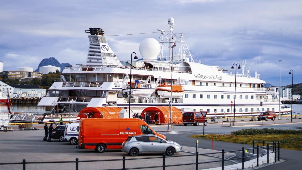 Das Kreuzfahrtschiff «SeaDream 1» liegt  am Kai im norwegischen Bodø.