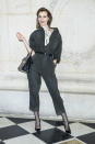 <p>Eva Herzigova tampoco quiso perderse las propuestas de Dior para el próximo otoño-invierno. Para la ocasión se puso un mono que combinó con un bolso negro y un pañuelo. (Foto: Gtres). </p>