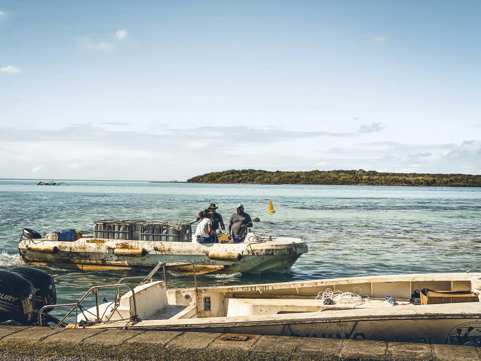 En esta fotografía facilitada por Grégoire Rouxel, personas a bordo de una lancha evalúan el viernes 7 de agosto de 2020 los daños del derrame de combustible de un barco que encalló frente a las costas de Mauricio. (@gregrouxel vía AP)