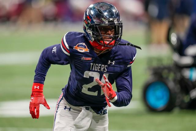 VIDEO: Watch Deion Sanders' son Shilo Sanders run a WR out of bounds