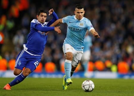 Football Soccer - Manchester City v Dynamo Kiev - UEFA Champions League Round of 16 Second Leg - Etihad Stadium, Manchester, England - 15/3/16 Manchester City's Sergio Aguero in action with Dynamo Kiev's Derlis Gonzalez Reuters / Phil Noble