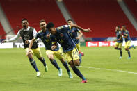 Luis Díaz (14), de la selección de Colombia, festeja luego de anotar el tercer tanto ante Perú, en el partido por el tercer sitio de la Copa América, disputado el viernes 9 de julio de 2021 (AP Foto/Andre Penner)