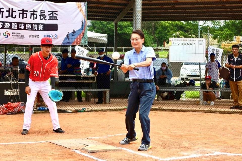 《圖說》新北市陳純敬副市長親臨現場開球，為賽事拉開序幕。〈原民局提供〉