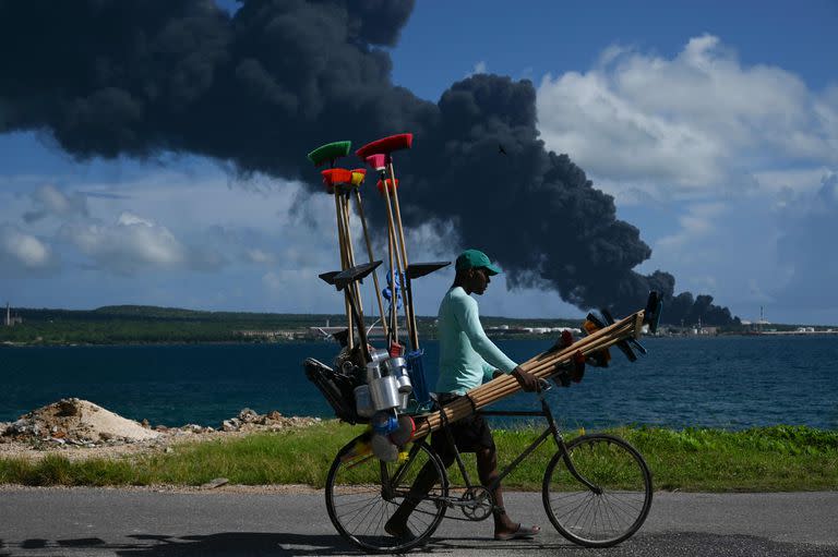 Un hombre camina con su bicicleta por una calle de Matanzas, Cuba, el 6 de agosto de 2022