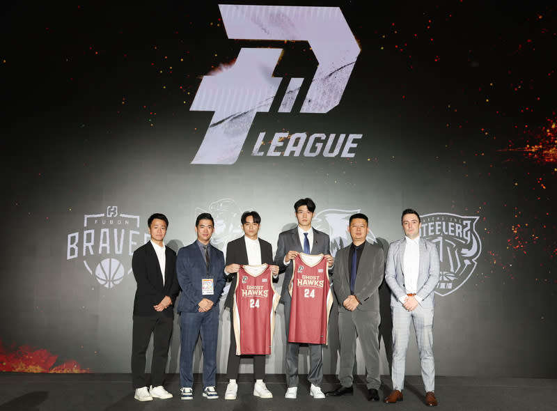 PLG選秀會　台南台鋼獵鷹選入李允傑、張志豪 台灣職籃P. LEAGUE+ 選秀會12日晚間在台北登場， 台南台鋼獵鷹隊首輪第2順位以榜眼籤選入政大射手 李允傑（右3）、第5順位再選入台灣體育大學張志豪 （左3）。 中央社記者張新偉攝  113年7月12日 