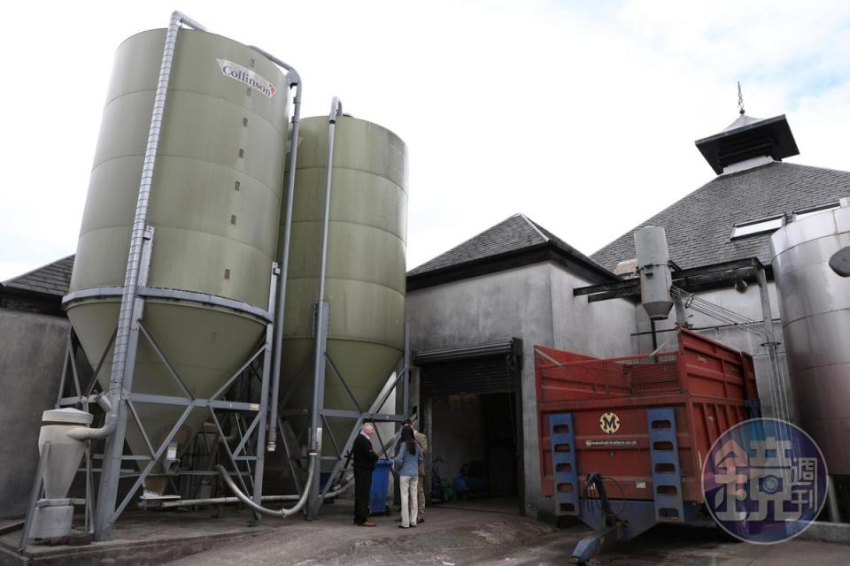 蒸餾廠外的兩座容器，裝著滿滿的麥芽。