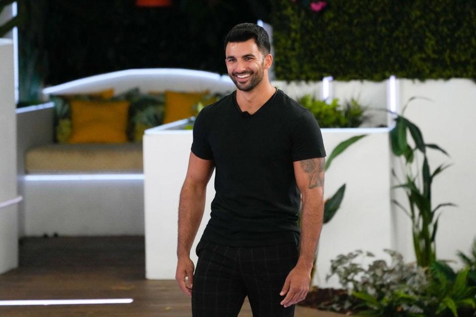 Joel Bierwert enters "Love Island" on Season 4, Episode 26.