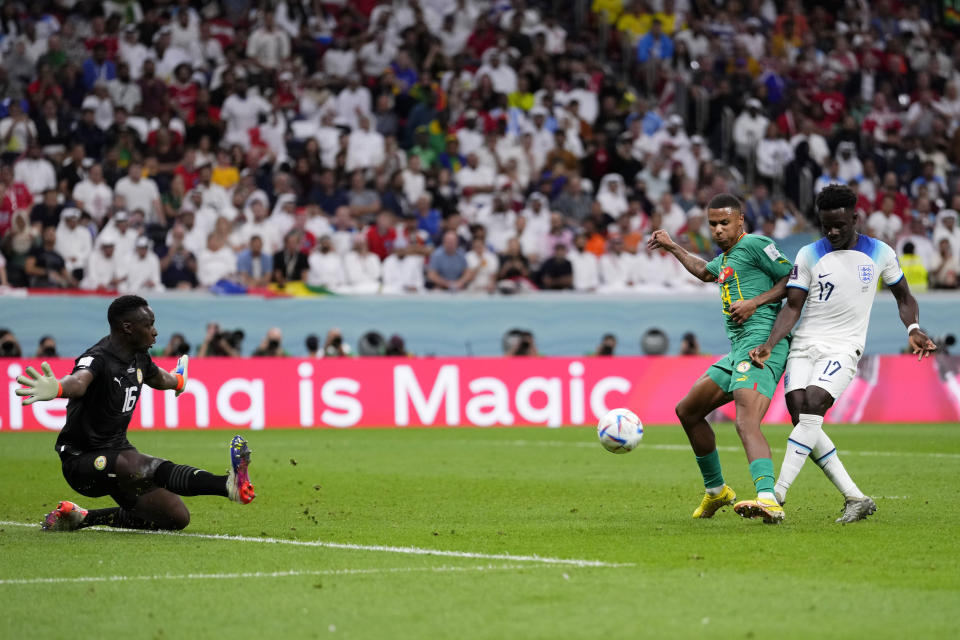 Bukayo Saka anota el tercer gol de Inglaterra en el partido contra Senegal por los octavos de final del Mundial, el domingo 4 de diciembre de 2022, en Jor, Qatar. (AP Foto/Manu Fernández)