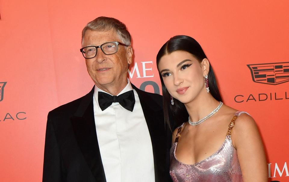 US businessman Bill Gates and his daughter Phoebe arrive for TIME 100 Gala at Lincoln Center in New York, June 8, 2022. (Photo by ANGELA  WEISS / AFP) (Photo by ANGELA  WEISS/AFP via Getty Images) ORG XMIT: 0 ORIG FILE ID: AFP_32C6789.jpg