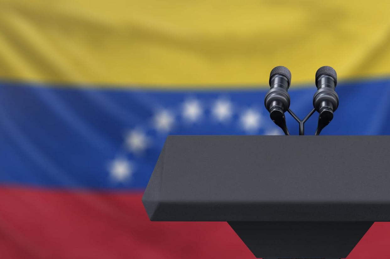 <a href="https://www.shutterstock.com/es/image-photo/podium-lectern-two-microphones-venezuela-flag-1226791372" rel="nofollow noopener" target="_blank" data-ylk="slk:Derek Brumby/Shutterstock;elm:context_link;itc:0;sec:content-canvas" class="link ">Derek Brumby/Shutterstock</a>