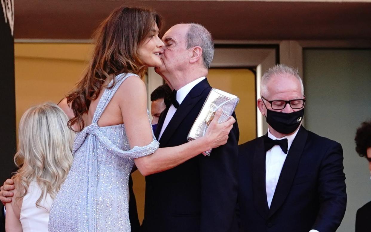 Pierre Lescure kissing Carla Bruni, on the cheek - Avalon 