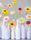 <p>Des bouteilles détournées en soliflores et qui accueillent une fleur pop</p><br><br><a href="https://www.elle.fr/Deco/News-tendances/decoration-paques-oeufs#xtor=AL-541" rel="nofollow noopener" target="_blank" data-ylk="slk:Voir la suite des photos sur ELLE.fr;elm:context_link;itc:0;sec:content-canvas" class="link ">Voir la suite des photos sur ELLE.fr</a><br><h3> A lire aussi </h3><ul><li><a href="https://www.elle.fr/Deco/Pratique/DIY/Deco-de-Paques-arbre-de-Paques#xtor=AL-541" rel="nofollow noopener" target="_blank" data-ylk="slk:Déco de Pâques : un arbre de Pâques pour enchanter la maison;elm:context_link;itc:0;sec:content-canvas" class="link ">Déco de Pâques : un arbre de Pâques pour enchanter la maison </a></li><li><a href="https://www.elle.fr/Deco/Pratique/DIY/Des-oeufs-marbres-pour-une-deco-qui-change-3469484#xtor=AL-541" rel="nofollow noopener" target="_blank" data-ylk="slk:Les œufs marbrés, le nouveau it-Pâques ?;elm:context_link;itc:0;sec:content-canvas" class="link ">Les œufs marbrés, le nouveau it-Pâques ?</a></li><li><a href="https://www.elle.fr/Deco/Pratique/DIY/DIY-Express-Creer-une-decoration-fleurie-pour-la-table-de-Paques#xtor=AL-541" rel="nofollow noopener" target="_blank" data-ylk="slk:Créer une décoration fleurie pour la table de Pâques;elm:context_link;itc:0;sec:content-canvas" class="link ">Créer une décoration fleurie pour la table de Pâques</a></li><li><a href="https://www.elle.fr/Deco/News-tendances/Paques-les-bonnes-idees-deco-reperees-sur-Pinterest#xtor=AL-541" rel="nofollow noopener" target="_blank" data-ylk="slk:Pâques : les bonnes idées DIY déco repérées sur Pinterest;elm:context_link;itc:0;sec:content-canvas" class="link ">Pâques : les bonnes idées DIY déco repérées sur Pinterest</a></li><li><a href="https://www.elle.fr/Astro/Horoscope/Quotidien#xtor=AL-541" rel="nofollow noopener" target="_blank" data-ylk="slk:Consultez votre horoscope sur ELLE;elm:context_link;itc:0;sec:content-canvas" class="link ">Consultez votre horoscope sur ELLE</a></li></ul>