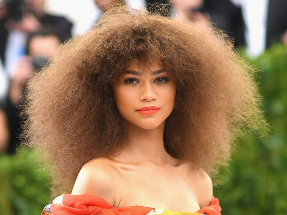 Fast etwas unfrisiert wirkte der Hairstyle, den Zendaya beim Met Ball 2017 präsentierte. Doch wer solche Haare hat, weiß, dass dahinter viel Arbeit steckt. (Bild-Copyright: Getty)