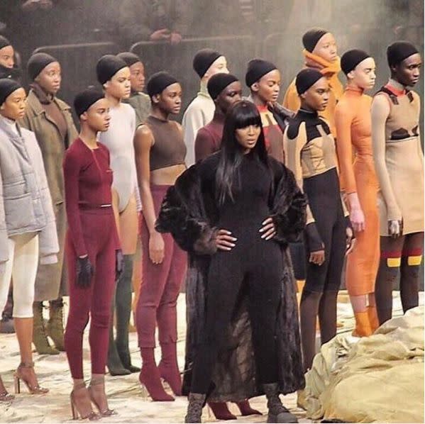 Je suis certaine de ne pas avoir été la seule à être surprise de voir N. Campbell sortir de nulle part durant ce défilé ! Naomi Campbell a fait une apparition étonnante et nous a montré comment défiler sur le podium de la saison 2 de Yeezy.