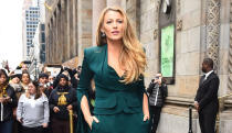 <p>Am 21. April nahm Blake Lively am „Women in Power“-Mittagessen teil, das von <em>Vanity Fair</em> veranstaltet wurde. Bei dieser Veranstaltung wurde die Schauspielerin für ihren unablässigen Einsatz für die Child Rescue Coalition, die Kinderpornografie bekämpft, ausgezeichnet. <br>Aber als sie ein Journalist nach dem Outfit fragte, das sie für die Veranstaltung gewählt hatte, war Lively weniger erfreut. Sie antwortete: „Wirklich? Bei dieser Veranstaltung fragen Sie mich nach meinem Outfit?“<br>Zur Überraschung des Journalisten fuhr die Schauspielerin fort: „Im Ernst, würden Sie das auch einen Mann fragen? Ich bin hier, damit wir uns dieser Dinge bewusst werden und damit wir uns ändern und damit wir Frauen stark machen. Also stellen Sie mir eine andere Frage.“ [Bild: Getty] </p>