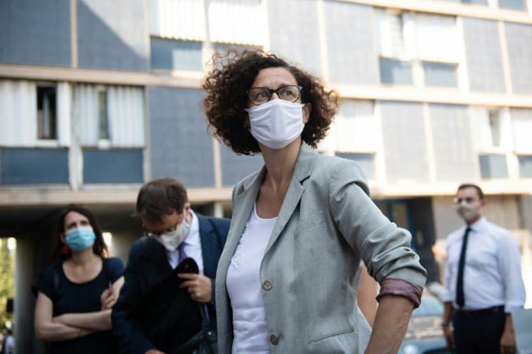 La ministre en charge du Logement Emmanuelle Wargon visite un HLM à Marseille le 30 juillet 2020 - CLEMENT MAHOUDEAU © 2019 AFP