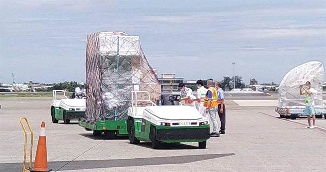 立陶宛捐贈我國的2萬劑的AZ疫苗今運抵桃園機場，行政院長蘇貞昌透過臉書表達感謝。（取自蘇貞昌臉書）