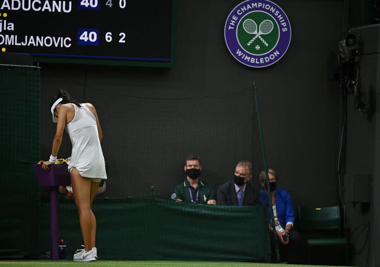 Durante el segundo parcial, Emma Raducanu no se sentía bien y debió abandonar (Photo by Ben STANSALL / AFP) / RESTRICTED TO EDITORIAL USE