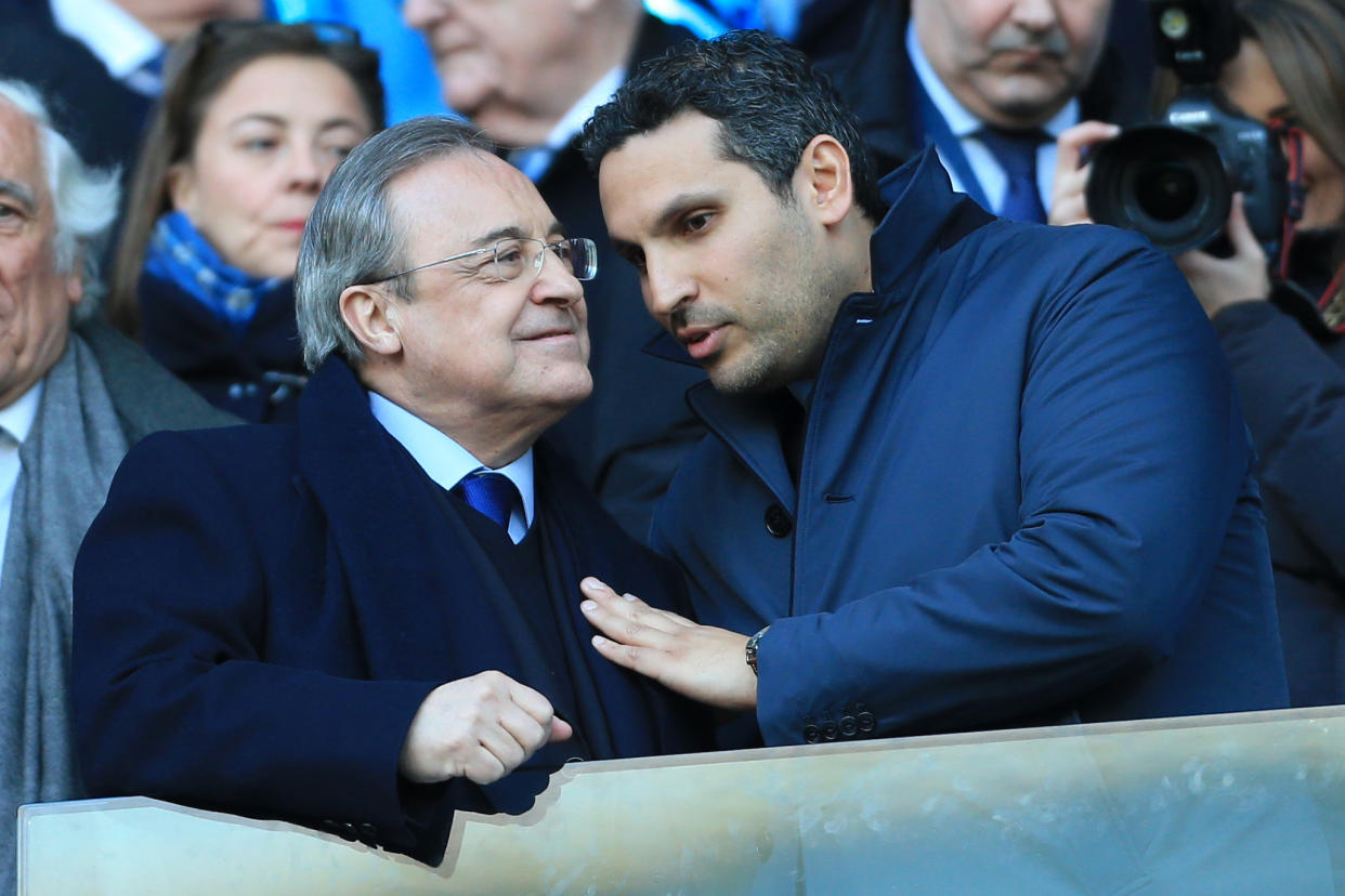 Florentino Pérez hablando con Khaldoon Al Mubarak.