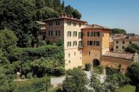 En la imagen, La Vagnola, la mítica villa de la Toscana de Valentino que el diseñador ha decidido poner a la venta a un precio de 12 millones de euros. (Foto: <a href="http://www.christiesrealestate.com/sales/detail/170-l-78074-1908050637437485/villa-la-vagnola-cetona-si" rel="nofollow noopener" target="_blank" data-ylk="slk:Christie's Real Estate;elm:context_link;itc:0;sec:content-canvas" class="link ">Christie's Real Estate</a>).