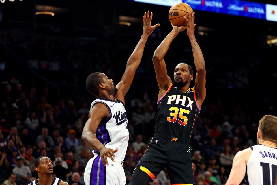 Phoenix Suns forward Kevin Durant (35) shoots the ball against Sacramento Kings forward Harrison Barnes (40) during the second quarter at Footprint Center in Phoenix on Jan. 16, 2024.